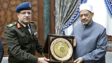 شيخ الأزهر يستقبل مدير كلية الدفاع الوطني ويتفقان على تعزيز التعاون المشترك شيخ الأزهر يستقبل مدير كلية الدفاع الوطني ويتفقان على تعزيز التعاون المشترك