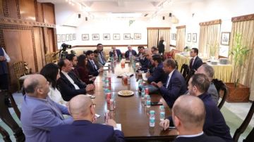 محافظ أسيوط يبحث مع غرفة تجارة PHDCCI الهندية تعزيز التعاون الاستثماري