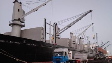 مصر تصدر أول شحنة من الفحم البترولي المكلسن بعد توقف عامين بمصنع العين السخنة.. صور مصر تصدر أول شحنة من الفحم البترولي المكلسن بعد توقف عامين بمصنع العين السخنة.. صور