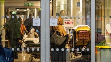 إنذار صحي قبل الكارثة.. موجة الإنفلونزا الخارقة تجتاح بريطانيا إنذار صحي قبل الكارثة.. موجة الإنفلونزا الخارقة تجتاح بريطانيا