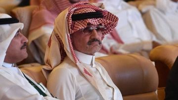 الوليد بن طلال يقترب من شراء نادي الهلال السعودي في صفقة قياسية الوليد بن طلال يقترب من شراء نادي الهلال السعودي في صفقة قياسية