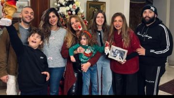 ليلى علوي تحتفل بالعام الجديد مع أسرتها