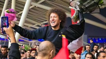 محمولا على الأعناق.. استقبال حافل لـ أحمد عبد القادر ميدو بمطار القاهرة