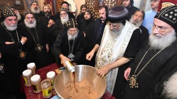 تطييب جسد القديس يحنس كاما بيد قداسة البابا تواضروس صور