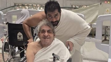 فاروق فلوكس يؤدي مناسك العمرة ويطمئن الجمهور على صحته فاروق فلوكس يؤدي مناسك العمرة ويطمئن الجمهور على صحته