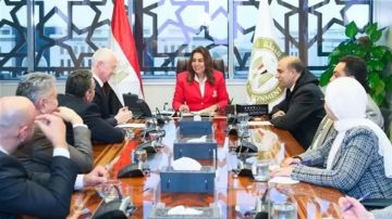 منال عوض تلتقى رئيس مجموعة فيكا الفرنسية لبحث عدد من الفرص الاستثمارية منال عوض تلتقى رئيس مجموعة فيكا الفرنسية لبحث عدد من الفرص الاستثمارية