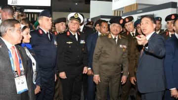 وزير الدفاع ورئيس الأركان يعقدان لقاءات ثنائية مع قادة الوفود العسكرية في إيديكس 2025 وزير الدفاع ورئيس الأركان يعقدان لقاءات ثنائية مع قادة الوفود العسكرية في إيديكس 2025