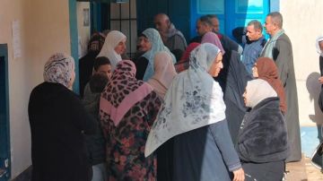 توافد الناخبين على لجنة كوم حمادة بالبحيرة للتصويت في انتخابات مجلس النواب