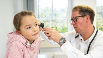 التهاب الأذن الوسطى الحاد لدى الأطفال.. أعراض مؤلمة وطرق علاج فعالة التهاب الأذن الوسطى الحاد لدى الأطفال.. أعراض مؤلمة وطرق علاج فعالة