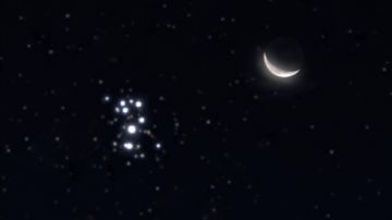 القمر يلتقي الثريا فوق سماء مصر اليوم.. لأ تفوت فرصة مشاهدته