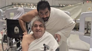 على كرسي متحرك .. أحمد فلوكس يصطحب والده لأداء مناسك العمرة على كرسي متحرك .. أحمد فلوكس يصطحب والده لأداء مناسك العمرة