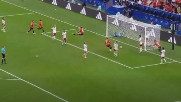 مروان حمدي يدرك التعادل لمنتخب مصر في مرمى الإمارات بكأس العرب مروان حمدي يدرك التعادل لمنتخب مصر في مرمى الإمارات بكأس العرب