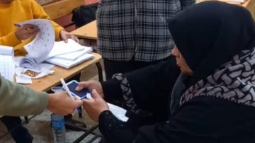 مسنة على كرسي متحرك تدلي بصوتها في المطرية.. فيديو وصور