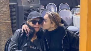 انهيار لمياء الأمير بعزاء شقيقها طارق