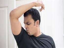 صعبة حتى في الشتاء.. أكلات تسبب رائحة العرق الكريهة وأخرى تعالجها