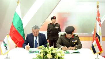 لقاءات ثنائية مكثفة لقادة الأفرع الرئيسية وكبار قادة القوات المسلحة على هامش فعاليات معرض إيديكس إيديكس 2025