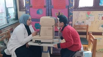 توقيع الكشف الطبي على 283 حالة في قافلة جامعة بنها بمدرسة كفر الكردي بكفر شكر