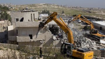 قوات الاحتلال تسلم الفلسطينيين إخطارات هدم جديدة في بلدة رافات بالضفة قوات الاحتلال تسلم الفلسطينيين إخطارات هدم جديدة في بلدة رافات بالضفة