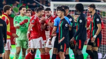 كاف يوقف جماهير الجيش الملكي مباراتين ويغرّم النادي 100 ألف دولار