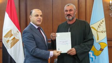 محافظ كفر الشيخ يسلم 14 عقدا للمستفيدين من تقنين أملاك الدولة.. صور