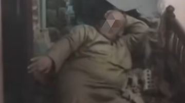 إخوات آخر زمن.. أشقاء يودعون شقيقتهم مصحة نفسية.. وأخ يصفع شقيقه المسن بـ القلم إخوات آخر زمن.. أشقاء يودعون شقيقتهم مصحة نفسية.. وأخ يصفع شقيقه المسن بـ القلم