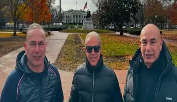 الدرندلي والتوأم حسن أمام البيت الأبيض قبل سحب قرعة كأس العالم بأمريكا الدرندلي والتوأم حسن أمام البيت الأبيض قبل سحب قرعة كأس العالم بأمريكا