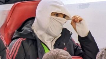 بقناع أبيض.. محمد صلاح يخطف الأنظار على مقاعد بدلاء ليفربول