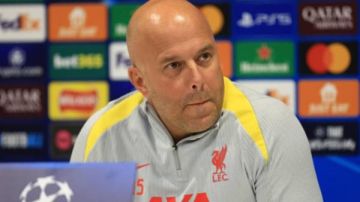 سلوت يكشف سبب عدم مشاركة صلاح أمام ليدز في الدوري الإنجليزي