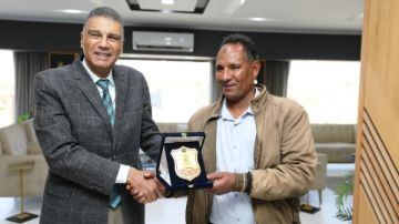 محافظ أسوان يشيد بأمانة أحد العاملين بمعبد إدفو ويكرمه لإعادته حقيبة سائحة أجنبية محافظ أسوان يشيد بأمانة أحد العاملين بمعبد إدفو ويكرمه لإعادته حقيبة سائحة أجنبية