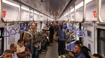 إقبال متزايد من المواطنين على محطات القطار الكهربائي الخفيف LRT اليوم صور إقبال متزايد من المواطنين على محطات القطار الكهربائي الخفيف LRT اليوم صور