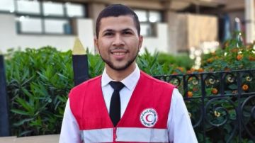 السيدة انتصار السيسي تكرم طالب في كلية التمريض بجامعة قناة السويس