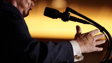 يضعها على يده باستمرار.. البيت الأبيض يكشف سر ضمادة ترامب