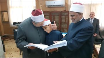 رئيس قطاع المعاهد الأزهرية يقبل رأس طالب من ذوي الهمم ويهديه مصحفا مطبوعا بطريقة برايل رئيس قطاع المعاهد الأزهرية يقبل رأس طالب من ذوي الهمم ويهديه مصحفا مطبوعا بطريقة برايل