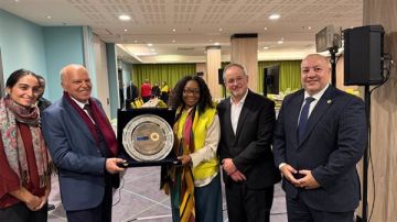 نقيب المعلمين يلتقي رئيسة وفد رابطة المعلمين الأمريكية لبحث التعاون المشترك