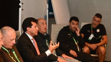 وزير الرياضة ورئيس اتحاد الكرة يزوران بعثة المنتخب الثاني ببطولة كأس العرب في قطر