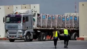 قافلة زاد العزة الـ 85 تدخل إلى غزة محملة بآلاف من السلال الغذائية والمستلزمات الطبية