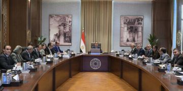 رئيس الوزراء يبحث تطوير قطاع الغزل والنسيج واستغلال أصول الدولة