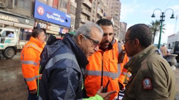 متابعة ميدانية لرئيس شركة الصرف الصحي بالإسكندرية أثناء نوة قاسم