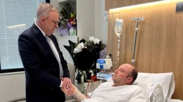 يمثل أفضل ما في بلدنا.. رئيس الوزراء الأسترالي يزور بطل شاطئ بوندي فيديو يمثل أفضل ما في بلدنا.. رئيس الوزراء الأسترالي يزور بطل شاطئ بوندي فيديو