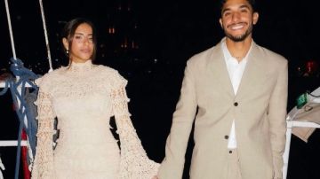 بفستان أنيق.. شاهد إطلالة خطيبة عمر مرموش من مركب في النيل