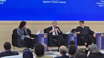 رئيس الجمارك: التسهيلات الجمركية تعزز تنافسية الاقتصاد المصري وتدفع حركة التجارة رئيس الجمارك: التسهيلات الجمركية تعزز تنافسية الاقتصاد المصري وتدفع حركة التجارة