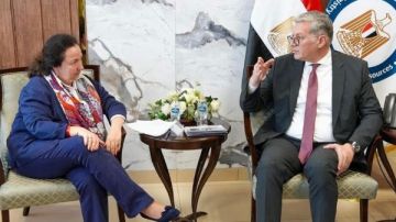 محادثات مع البنك الأوروبي للتمويل والاستثمار في البترول والتعدين محادثات مع البنك الأوروبي للتمويل والاستثمار في البترول والتعدين