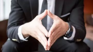 منها اتساع العين .. كيف تقرأ الحالة النفسية للشخص من لغة الجسد؟ منها اتساع العين .. كيف تقرأ الحالة النفسية للشخص من لغة الجسد؟