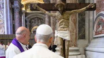 قداسة البابا لاون يبارك عملا فنيا صنعه سجناء قبل قداس يوبيل المساجين قداسة البابا لاون يبارك عملا فنيا صنعه سجناء قبل قداس يوبيل المساجين