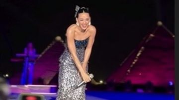 كاتي بيرى تتألق أمام الأهرامات