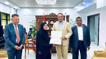 محافظ قنا يكرم سيدة أتمت حفظ القرآن الكريم بعمر 80 عاما