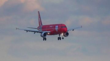 هبوط اضطراري لطائرة في مطار موسكو بعد اندلاع حريق بأحد محركاتها