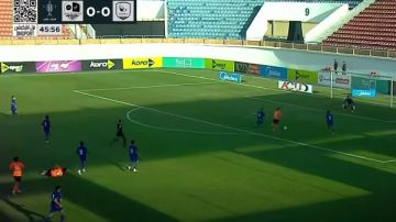 إعلامي ينتقد وضع شعارات الأندية على الشاشة خلال بث المباريات