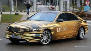 تمويه بلون الذهب يكشف عن تحديث مرسيدس- بنز S-Class القادم