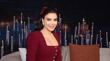 سيرين عبد النور تحتفل بالكريسماس بفستان أحمر